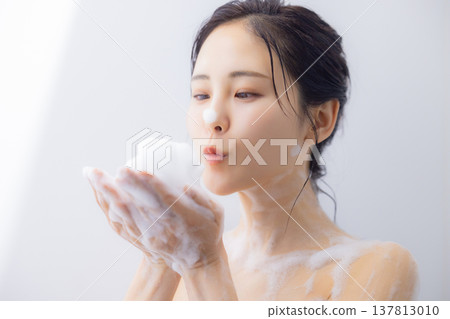 洗臉的女人 137813010