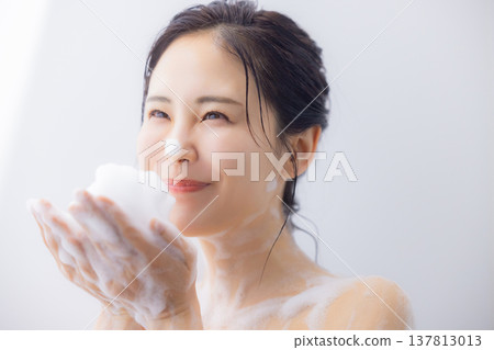 洗臉的女人 洗臉的女人 137813013