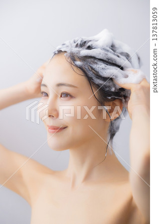 一個女人洗頭 一個女人洗頭 137813059