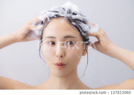 一個女人洗頭 一個女人洗頭 137813060