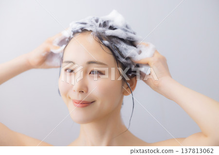 一個女人洗頭 137813062