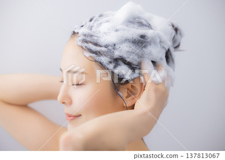 A woman shampooing 137813067