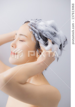 A woman shampooing A woman shampooing 137813068