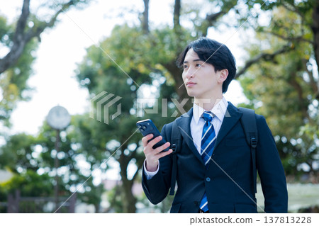 Young businessman with a smartphone 137813228