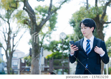 Young businessman with a smartphone 137813230