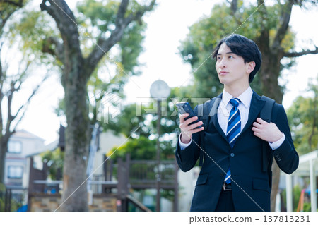 Young businessman with a smartphone 137813231
