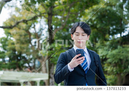 Young businessman with a smartphone 137813233