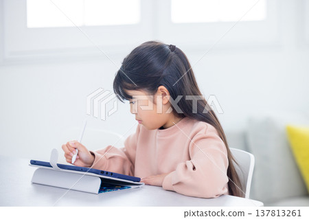 小學生在平板電腦上學習 137813261