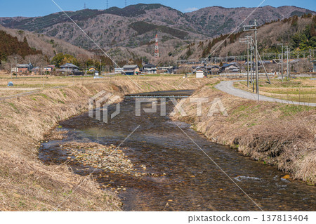 滋賀縣長濱市琵琶湖西阿西町的田園風光 滋賀縣長濱市琵琶湖西阿西町的田園風光 137813404