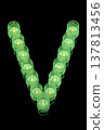 綠色蠟燭上的字母V 137813456