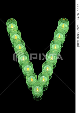 綠色蠟燭上的字母V 137813456