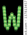 綠色蠟燭上的字母W 137813457