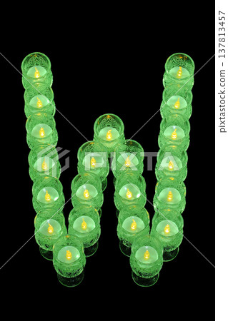 綠色蠟燭上的字母W 137813457