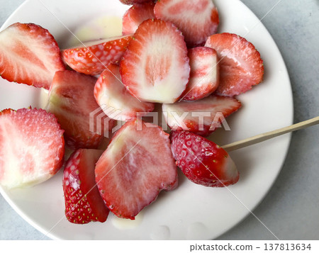 台灣台南特產：水果店裡的切好水果（草莓）。 137813634