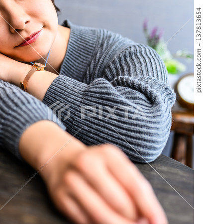 女人坐在辦公桌前，手托著下巴。 137813654