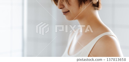 Close-up of a woman's neck and shoulders Close-up of a woman's neck and shoulders 137813658