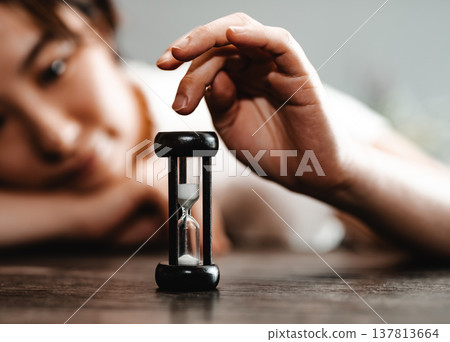 特寫鏡頭：一個人正在觸摸沙漏 137813664