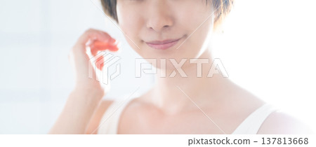 沐浴在光線中的女子胸前肌膚和雙手 137813668