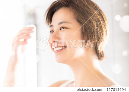 窗邊站著一位笑容燦爛的女子 137813694