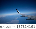 藍天下，飛機機翼若隱若現，遠處可見富士山及沿海小鎮。 137814161