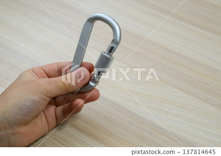 手中拿著一個金屬登山扣，還有很大的空間。 137814645