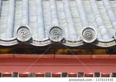 Roof tiles with the "Tomoe crest" (Yashima-ji Temple, Main Hall / Yashima-Higashi-machi, Takamatsu City, Kagawa Prefecture) 137815430