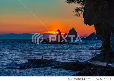 (靜岡縣)西伊豆和大瀧海岸的日落 (靜岡縣)西伊豆和大瀧海岸的日落 137815495