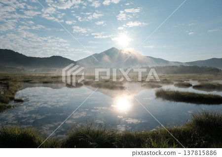 清晨,晨曦和薄霧倒映在尾瀨濕地和日向岳的池塘中。 清晨,晨曦和薄霧倒映在尾瀨濕地和日向岳的池塘中。 137815886