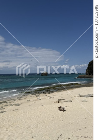 奄美大島：擁有清澈海水和壯麗日落的壯觀景點－大濱海灘公園，擁有藍色的大海和白色的沙灘。 137815998