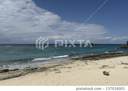 奄美大島:擁有清澈海水和壯麗日落的壯觀景點-大濱海灘公園,擁有藍色的大海和白色的沙灘。 奄美大島:擁有清澈海水和壯麗日落的壯觀景點-大濱海灘公園,擁有藍色的大海和白色的沙灘。 137816001