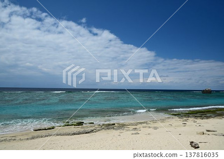 奄美大島:擁有清澈海水和壯麗日落的壯觀景點-大濱海灘公園,擁有藍色的大海和白色的沙灘。 奄美大島:擁有清澈海水和壯麗日落的壯觀景點-大濱海灘公園,擁有藍色的大海和白色的沙灘。 137816035