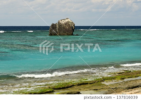奄美大島:擁有清澈海水和壯麗日落的壯觀景點-大濱海灘公園,擁有藍色的大海和白色的沙灘。 奄美大島:擁有清澈海水和壯麗日落的壯觀景點-大濱海灘公園,擁有藍色的大海和白色的沙灘。 137816039
