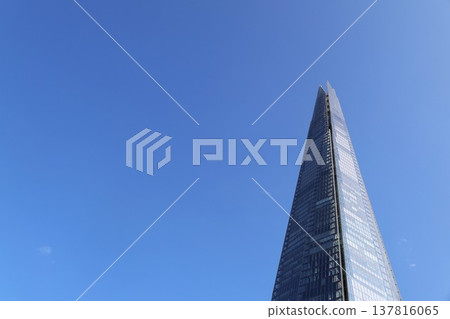 The Shard, a London building soaring into the blue sky. The Shard, a London building soaring into the blue sky. 137816065