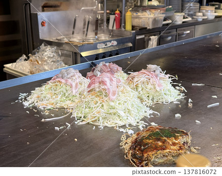 Okonomiyaki and teppan 137816072