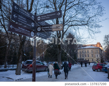 【烏克蘭】烏克蘭西部城市利沃夫的路標和走在積雪覆蓋的人行道上的人們 【烏克蘭】烏克蘭西部城市利沃夫的路標和走在積雪覆蓋的人行道上的人們 137817200