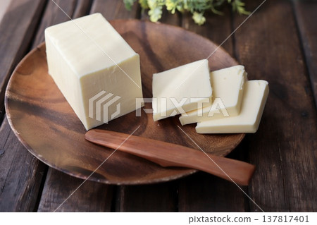 北海道特級奶油，盛於相思木盤中 137817401