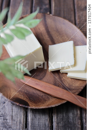 北海道特級奶油，盛於相思木盤中 137817404