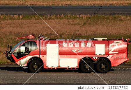 一輛防爆救援消防車(IB型),在夕陽下行駛。 一輛防爆救援消防車(IB型),在夕陽下行駛。 137817782