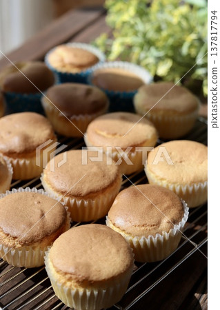 光澤誘人、烘焙完美的米粉杯戚風蛋糕——無麩質自製甜點 137817794