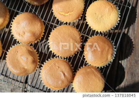 光澤誘人、烘焙完美的米粉杯戚風蛋糕——無麩質自製甜點 137818045