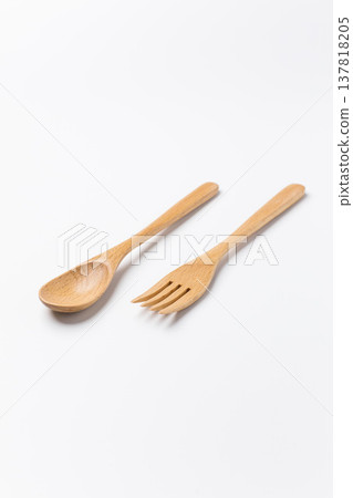 白色背景上的木湯匙和木叉 白色背景上的木湯匙和木叉 137818205