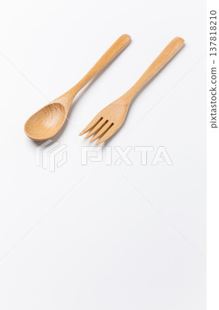 白色背景上的木湯匙和木叉 白色背景上的木湯匙和木叉 137818210