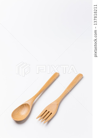 白色背景上的木湯匙和木叉 白色背景上的木湯匙和木叉 137818211