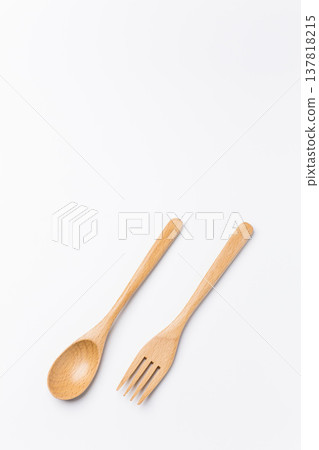 白色背景上的木湯匙和木叉 白色背景上的木湯匙和木叉 137818215