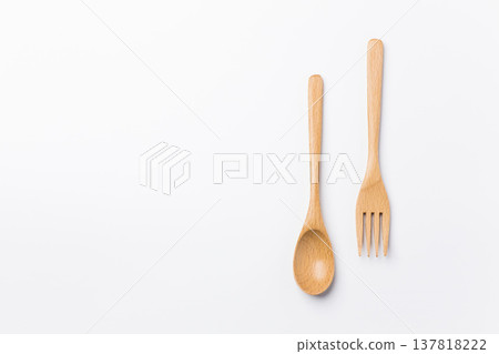 白色背景上的木湯匙和木叉 白色背景上的木湯匙和木叉 137818222