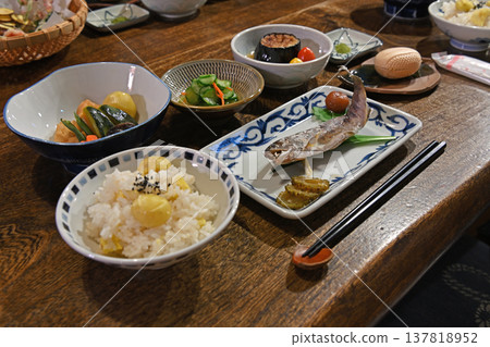 一份充滿秋季風味的日式套餐，擺放在傳統日式房屋的單板桌上。 137818952