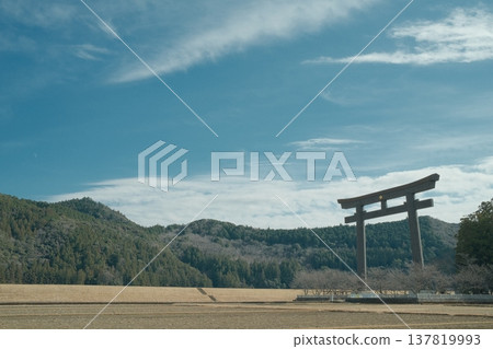 在大齋原,一座靜謐的鳥居矗立在那裡。 在大齋原,一座靜謐的鳥居矗立在那裡。 137819993