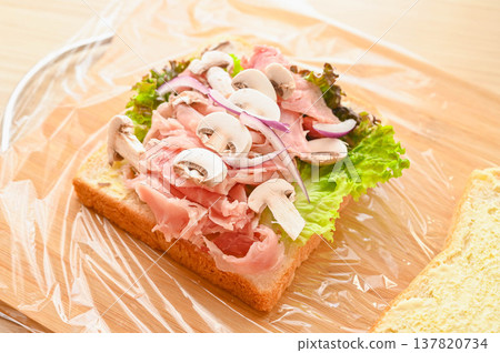 製作帕瑪火腿三明治 137820734