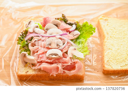 製作帕瑪火腿三明治 137820736