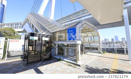 東京台場人行天橋的入口和出口，該天橋連接台場站和東京電報港站。 137821274